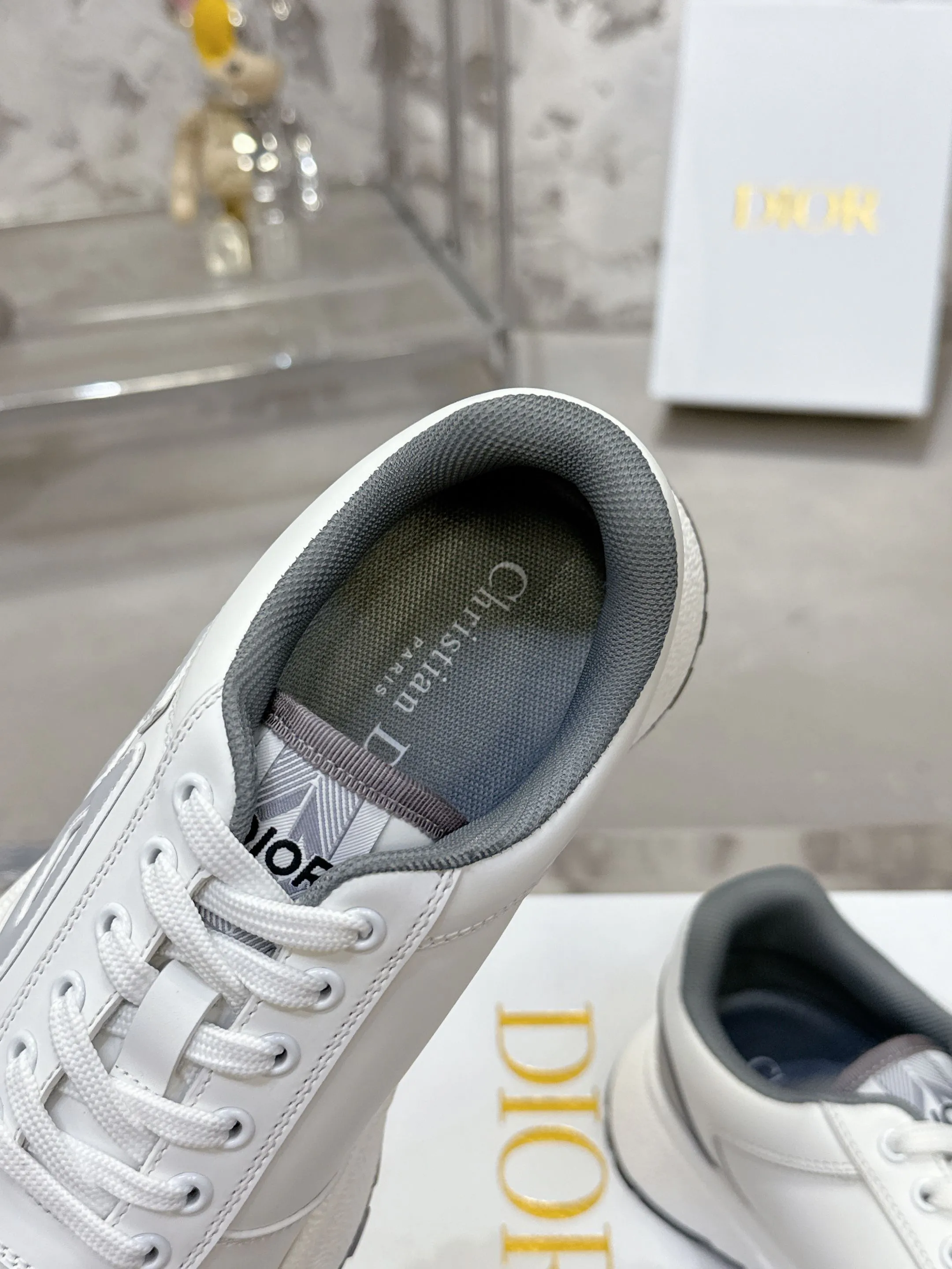 Factory price 680💰 Top version! ! ! Dior Dior's latest Run'n'Dior series, couple's thick-soled casual sneakers, originally purchased, developed and manufactured. This Run'n'Dior reinterprets sports style with an elegant and fashionable shape. The upper is crafted from white mesh fabric and features the Christian Dior Paris signature on the laces and heel. The exquisite two-color sole is light and soft, which can add a high-end temperament to all kinds of casual looks. Exquisite packaging at the delivery counter 🛍📦 ▪️Fabric: Original customized imported first-layer cowhide ▪️Inner lining: Imported original lining ▪️Sole: Original molded non-slip TPU material ▪️Size: Women's 35-41 / Men's 39-46 (Female 40 41 / Men's 38.45.46 customized)